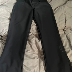 Kostymbyxor  - Jättefina kostymbyxor från ginatricot i strl s, mid waist 