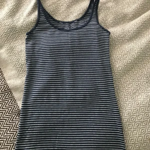 Randig marinblå topp - Super fin passform (: Fintskick  Skickar dagen efter du har köpt(: