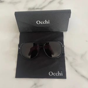 Occhie glasögon - Säljer dessa snygga occhie 03 solglasögon i svart för endast 199! Passar perfekt nu till sommaren! Har använt dem ungefär 5 gånger och det finns inga tecken på användning. 
