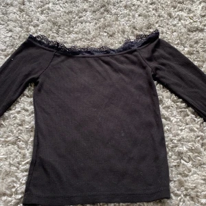 En svart fin tröja från Bikbok🖤 - Denna tröjan är i storlek Xs, den visar axlarna, vilket är en extra fin detalj! Den är i väldigt fint skick och materialet är för skönt🖤
