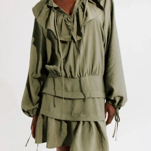 Volang klänning  - Säljer denna slutsålda klänning ifrån hm, helt oanvänd och med prislappen kvar, storlek XS