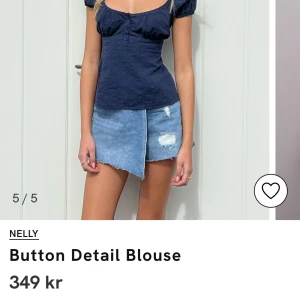 Topp - Marinblå slutsåld topp från Nelly!🥰 Storlek S och endast använd 1 gång. Säljer för den inte satt som jag ville☺️  Pris går att diskutera❗️