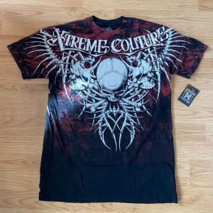 Affliction / Xtreme Couture T-shirt  - !skicka bud för snabb affär! Fet xtremecouture T-shirt gjord av Affliction, storlek M. Helt ny aldrig använd me tag. Skriv om ni undrar något 📲