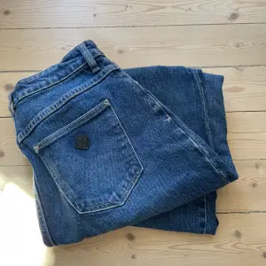Abrand jeans som är sparsamt använda 