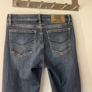Crockerjeans  - Supersköna jenas från crocker. Storlek 27/32, lappen där bak har lossnat lite men inget man tänker på!