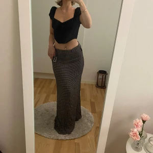 Långkjol - Kjol från Vila. Storlek M men passar att ha som low waist om man vanligtvis har storlek xs eller s.
