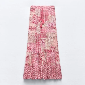 Rosa kjol - Säljer denna långkjol!❤️ Den är helt ny och oanvänd med prislapp kvar därmed säljer jag den för samma pris jag köpte dne för!