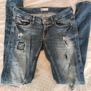 Snygga jeans med slitningar  - Snygga byxor med slitningar  Lite stretch  Strl 38