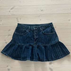 Jeanskjol med volang - Säljer denna superfina randiga jeanskjolen med volang! Jeansstorlek 32❣️ Inga defekter förekommer och är i nyskick💕