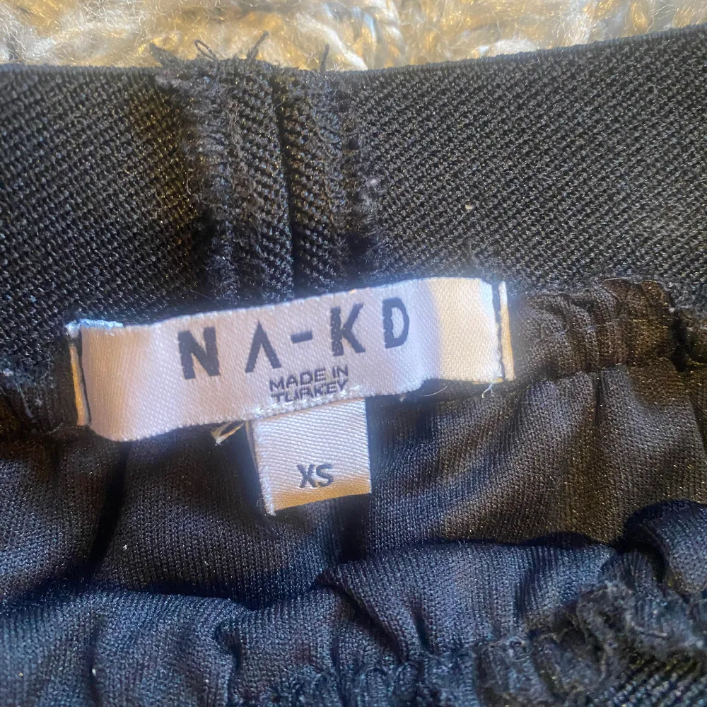 Fin plisserad kjol som inte längre kommer till användning. Den är från NA-KD och är i storlek xs men skulle säga att den även passar en s. Fint skick💕💕. Kjolar.