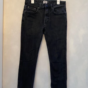 Skinny jeans - Ett par svarta skinny jeans från lager 157 som är i bra skick! Midjan är 30 inches (storlek S) och längden är 32 (79.5 cm) vilket brukar vara normallängd🤩