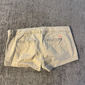 Hollister shorts - 🔻inga bilder på pga små🔻 Midjebredd 39 cm och längden på shortsen är ca 21-28 cm beroende på vart man mäter🩷
