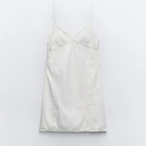 Klänning från zara - Klänning från zara. Säljer då den var för liten för mig. Helt ny, har prislappen kvar. Fler bilder finns vid intresse. 