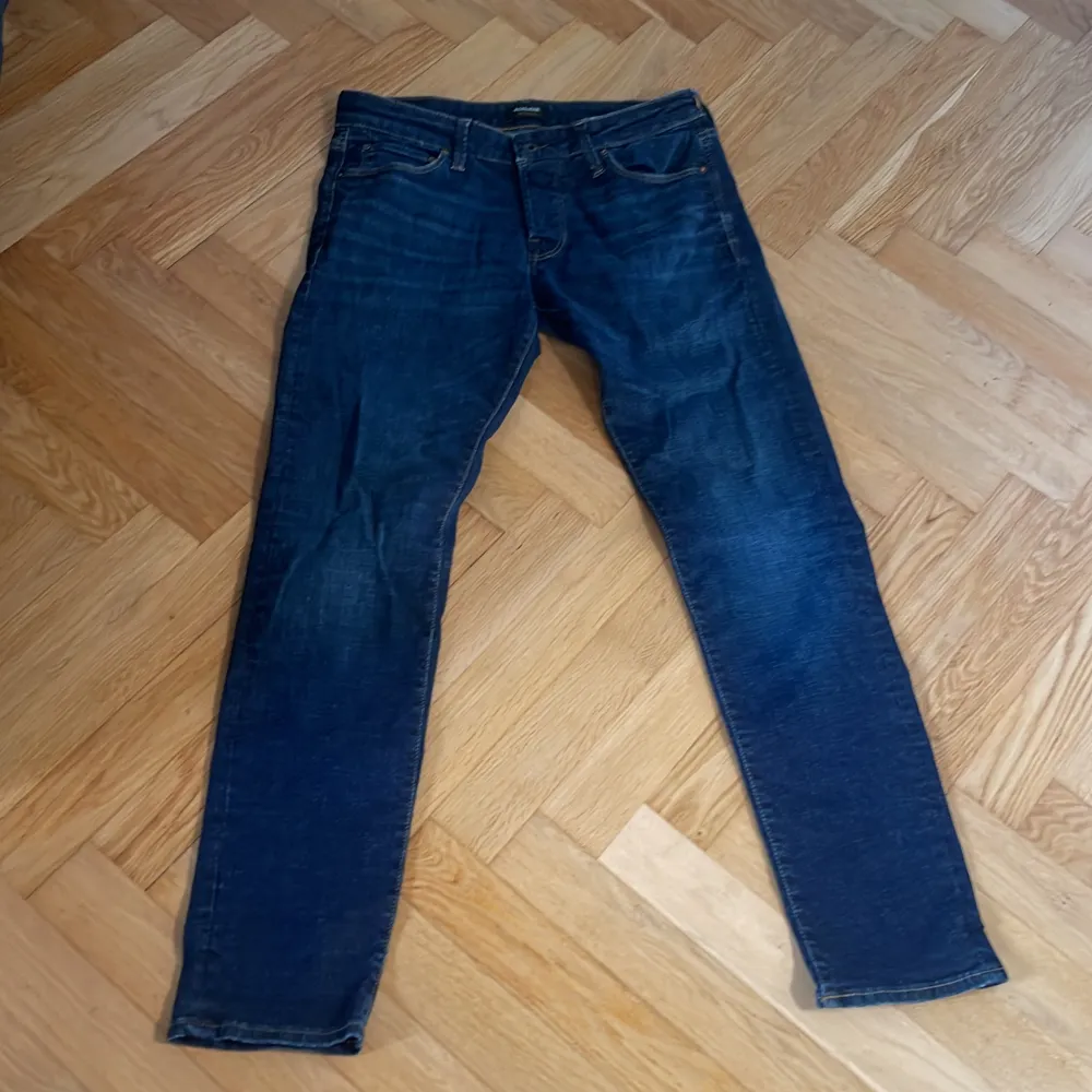 Jack&jones jeans i modelen slim glenn dom är slim fit ny pris cirka 1000kr mitt pris 300kr. Vi kan snacka om priset vid snabb affär. Jeans & Byxor.