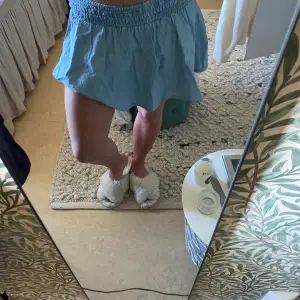 Säljer denna jätte fina kort kjol som jag tycker liknar jeans material!😊 jätte söt💕