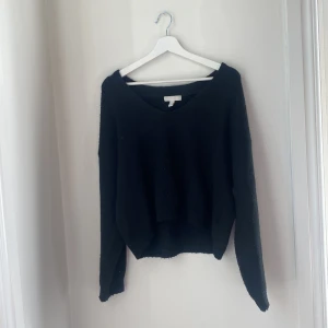 Urringad tröja  - Jag säljer en urringad stickad tröja från hm  i storlek S.