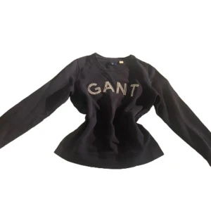 Gant sweatshirt  - Check out this versatile GANT cotton shirt! It’s soft, comfortable, and easy to style. Perfect for a chic, casual look or to dress up a bit. Wrap it around your shoulders for an effortless, elegant touch, perfect for layering over a casu