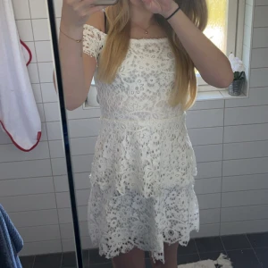 Vit sommarklänning  - Säljer denna super fina sommarklänningen! Storlek 34/XS! Jag är 170cm lång🩷säljer pågrund av den har blivit för liten! 