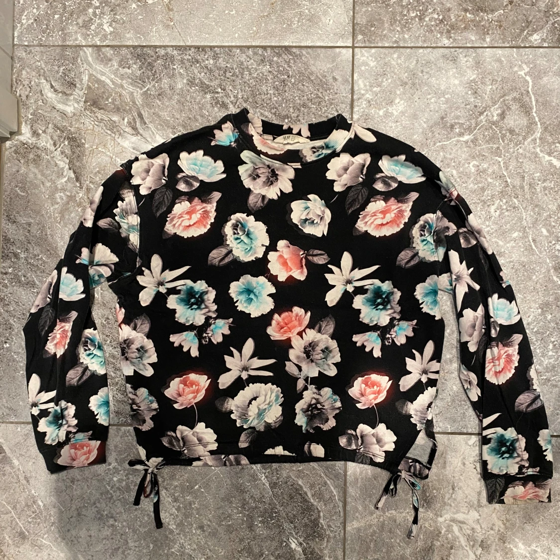 Blommig tröja  - 1