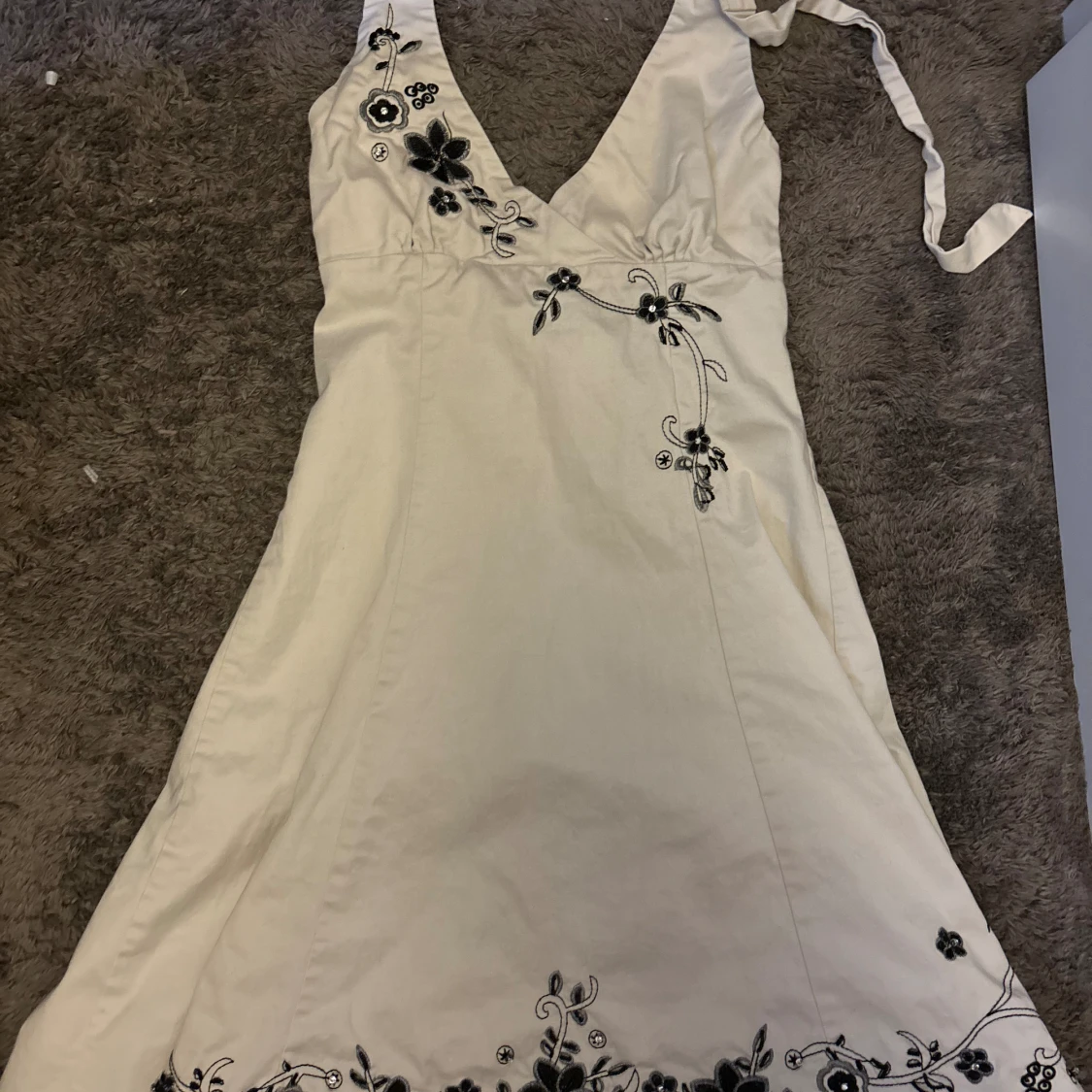 Vit klänning med svarta blommor 