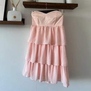 Super söt rosa klänning. Använd 1-2 gånger🥰🥰