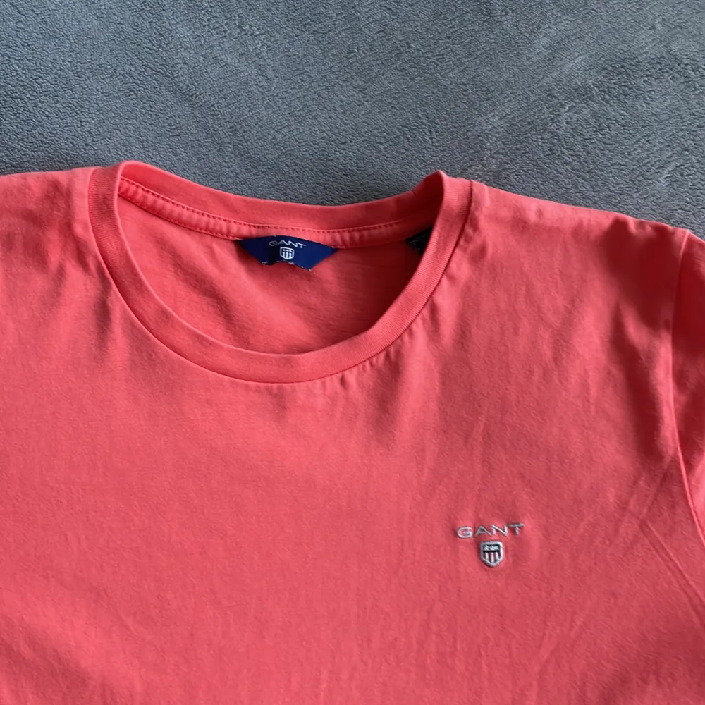 En jättefin rosa Gant tshirt i storlek 11-12y eller 146/152 CM. T-shirts.