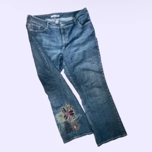y2k jeans med blommiga detaljer  - jättefina äkta y2k jeans med blommor och pärlor köpta på beyond retro. från märket chicos! kommer tyvärr till för lite användning, inga defekter! 🪷🌸🌺🌷🌼🥀🪻