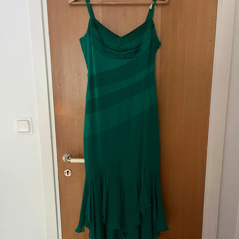 Finaste klänningen av Karen Millen, i siden och med volanger ner till, jättefint skick som ny. Klänningar.