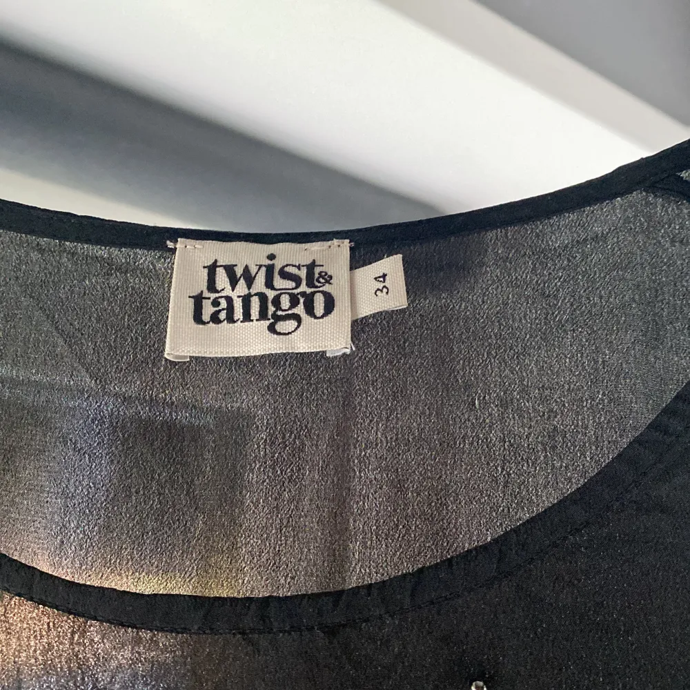 Jätte snygg lång svart klännning med detaljer längst upp ifrån twist&tango i storlek 34!☺️. Klänningar.