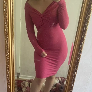 Klänning - Super fin klänking tajt och det finns gummi på insidan av axlarna så man kan dra ner och göra så klänningen ser annorlunda o super snygg ut🥰pris kan diskuteras