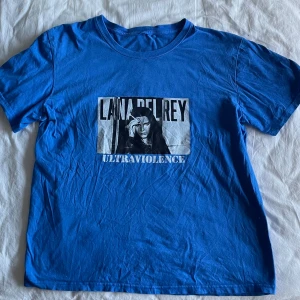 Lana Del Rey Ultraviolence T-shirt  - Jättefint skick  Använd någon enstaka gång Vet inte vart den är i från eller storlek för har klippt bort dem lapparna men tröjan är iallafall oversized som ni  ser på näst sista bilden Pris går att diskuteras!    