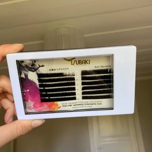 Lash Extensions  - Lash Extensions som jag använt bara lite grann som man kan se🩷säljer nu pga att jag inte använder dessa🩷ingen aning vilken längd eller curl det är på dessa men skulle uppskatta runt 14 mm på dom längsta 