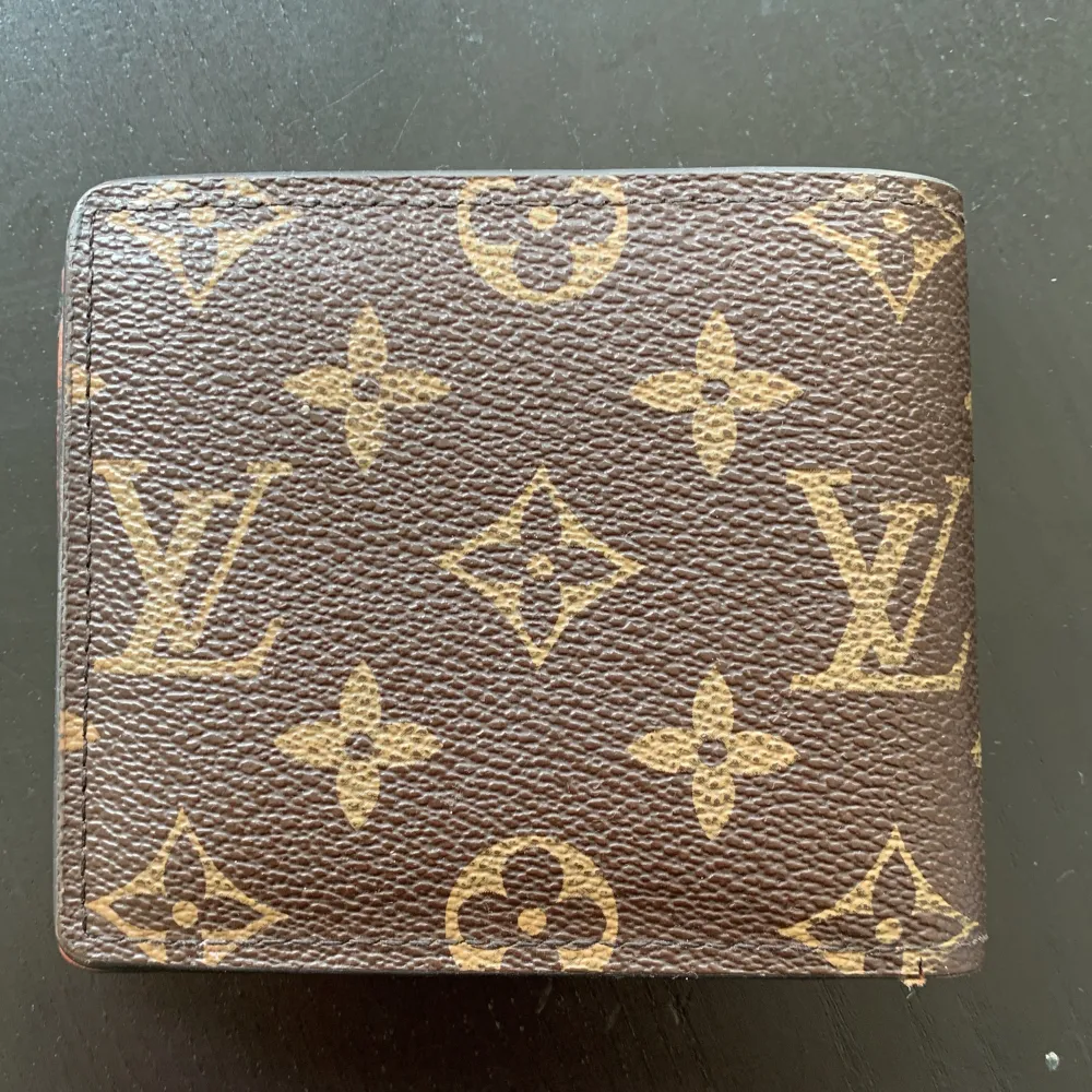 Hej! Säljer ett Louis Vuitton plånbok! Säljer den pga att den har ingen användning! Vet inte om den är äkta därav priset! Hör av er vid minsta lilla fundering!😃. Accessoarer.
