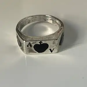 Silverring i zinc legering som har diametern 1,9cm. Köp gärna med köp nu!