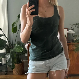 Mörkgrönt linne  - Basic mörkgrönt linne. Köpt second hand. Bra skick. Kontakta vid intresse 🤍