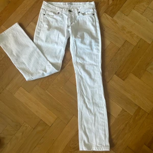 Vita Lowaist jeans  - Super super fina vita Lowaist jeans som blivit lite för små för mig. Säger 26 i storlek men känns som lite större. Köpta i usa för ett tag sedan. Väldigt bra skick. Kontakta vid intresse 🤍
