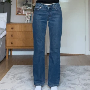 Lågmidjade jeans - Mörkblåa lågmidjade jeans. Köpta secondhand men originellt från Vero Moda. Väldigt fint skick och jag själv har aldrig använda dem pga fel storlek.☺️ De är i storlek 36/32. Jeansen är raka i modellen och sitter tajt i rumpan! Jag är 176 cm lång <3
