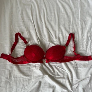 Röd spets bh - Köpt på New yorker förra sommaren❤️. Det är en röd spets bh med guldiga detaljer💕 Den är push up också men vadderingen går att ta ut.
