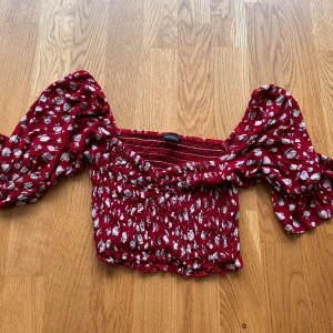 crop red floral blouse  - summer top from urban outfitters 
