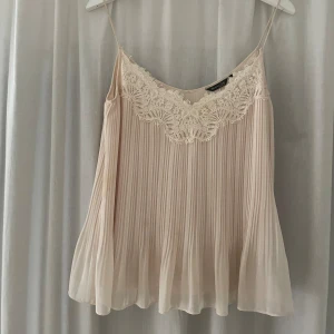 Topp - Super fint linne med spets detaljer❤️