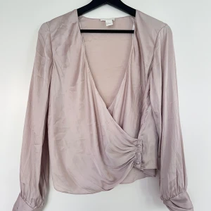 H&M  - Omlott blus från hm i mycket bra skick.
