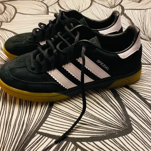 Adidas spezial  - Jag säljer ett par Adidas spezial. Skorna är inte slitna eller smutsiga