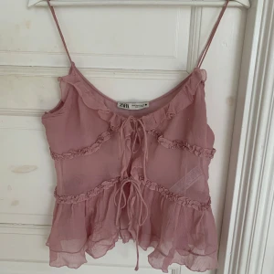 Rosa topp - sååå fin rosa topp från Zara, använd fåtal gånger så som i nyskick! 💞