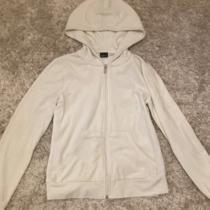 Tröja med dragkedja  - Säljer denna super könna snygga tröja fårn ginna tricot. Endast använt 1-2 gånger. Och är i super fint skick 