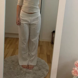 Tygbyxor - Tygbyxor från Ellos. Storlek S. De är avklippta där nere så passar någon kring 160cm.