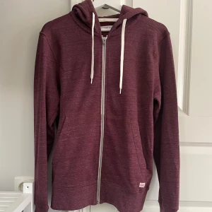 Ziptröja Jack & Jones - En vinröd ziptröja från Jack & Jones i otroligt fint skick! Sparsamt använd och inga tecken på slitage.  Storlek: S