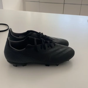 Adidas x fotbolsskor  - Bra skick endast använda 1 gång. Nypris 700kr. Pris kan diskuteras. Lite liten i storleken. 