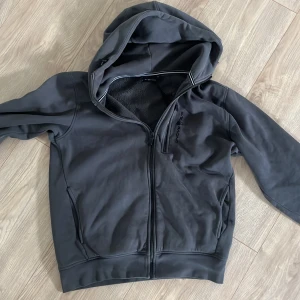 Sailracing hoodie M - Snygg sailracing tröja köptes i vintras rätt bra skick förutom en liten fläck på armen,  storlek M nypris 1800