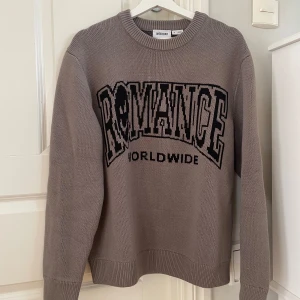 Stickad tröja Weekday - En stickad brun tröja från Weekday i otroligt bra skick. Använt väldigt sparsamt. Lite tyngre tröja, som sitter sjukt nice!  Storlek: M