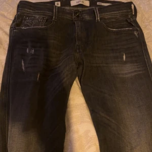 Replay jeans anbass  - Storlek: W32 L34(passar mig som är 192cm) kond 9/10 Pris går att diskutera! Kvitto finns köpt på nk  RETAIL 1899kr  